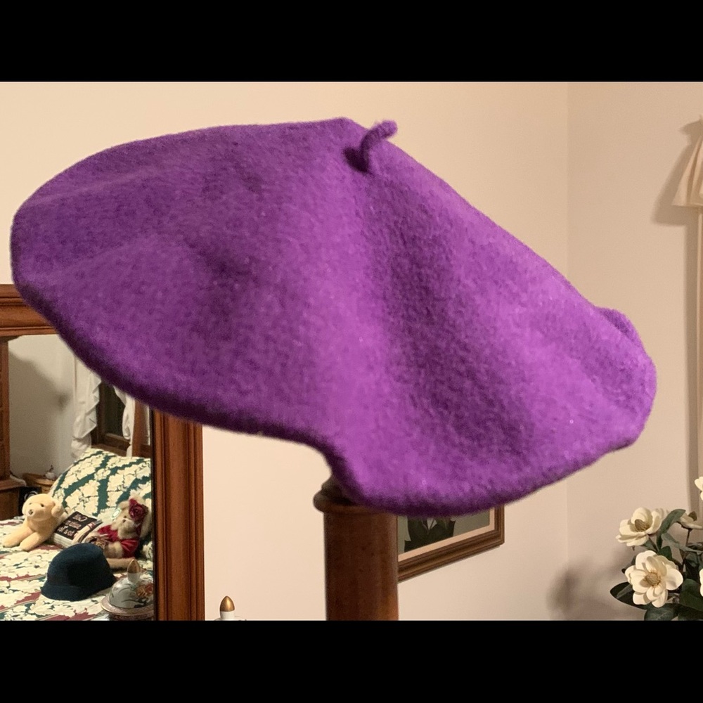 $⬇️ Ladies Like New Etmar New York Purple Beret.